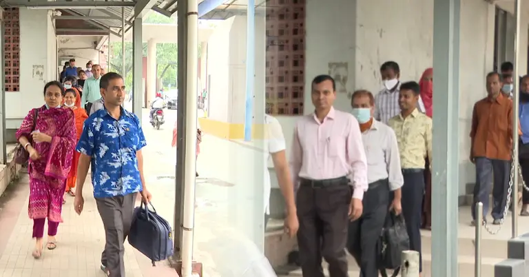 অফিসে যাচ্ছেন কর্মকর্তা-কর্মচারীরা